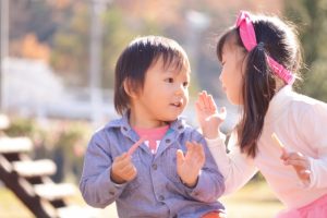 シャボン玉をする子供