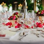 席次表・席札は重要！席次マナーをテーブルのレイアウト別に解説！少人数結婚式の披露宴の座席でおすすめの配置とは？記事サムネイル