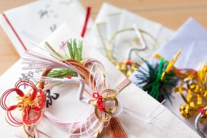 家族との結婚式のご祝儀はいくら？相場や渡し方・お返しのマナーを紹介記事サムネイル