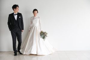 イノセントリ―スタジオで撮影をする新郎新婦