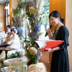 家族中心の少人数結婚式（少人数婚）でも司会はいたほうが良い？ プロの司会を付ける場合と付けない場合を比較記事サムネイル