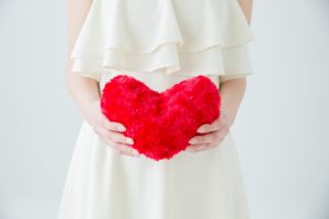 結婚式が決まったあとに妊娠が発覚！キャンセルすべき？～対応できる結婚式の総合保険をご紹介します～記事サムネイル