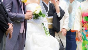 家族で行う結婚式で着るべきなのは？服装のマナーまとめ記事サムネイル