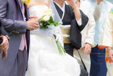 家族で行う結婚式で着るべきなのは？服装のマナーまとめ