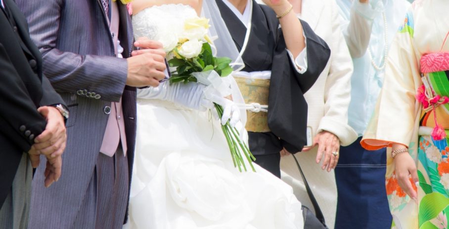 家族で行う結婚式で着るべきなのは？服装のマナーまとめ