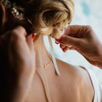 大人婚におすすめ！花嫁にぴったりなドレスに似合う髪型は何？記事サムネイル