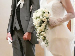 【例文あり】親族のみの少人数結婚式での新郎の挨拶・スピーチを解説！新郎挨拶から迎賓の謝辞から送賓まで！記事サムネイル