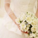 身内だけの少人数結婚式！新郎新婦の衣装（ドレス）やゲストの服装とマナー記事サムネイル