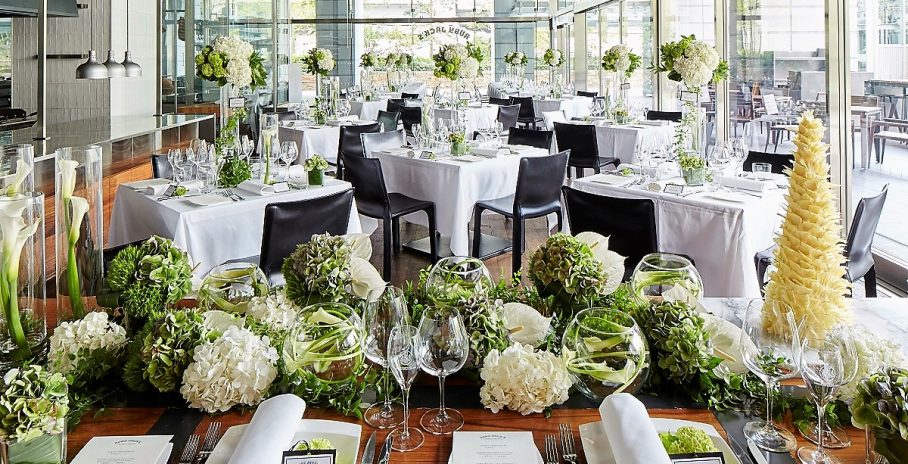 【新郎新婦・ゲスト別】レストランウェディングには何を着るべき?衣装・ドレス選びのポイントや手配方法