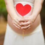 妊娠中でも安心！マタニティウェディングの当日の正しい水分スケジュールとは？記事サムネイル