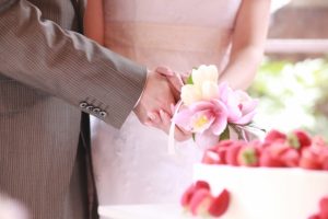 少人数の結婚式でもウェディングケーキを準備できるの？演出や種類記事サムネイル