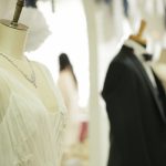 身内だけの結婚式にふさわしいドレスの選び方記事サムネイル