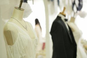 身内だけの結婚式にふさわしいドレスの選び方記事サムネイル