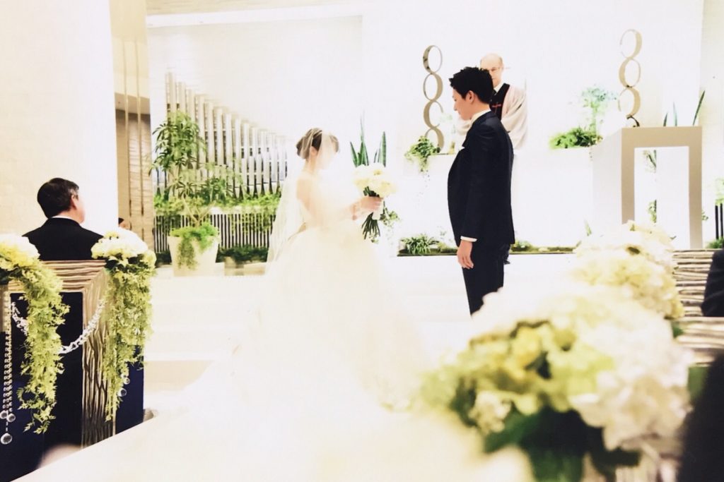 教会で結婚式を挙げる新郎新婦