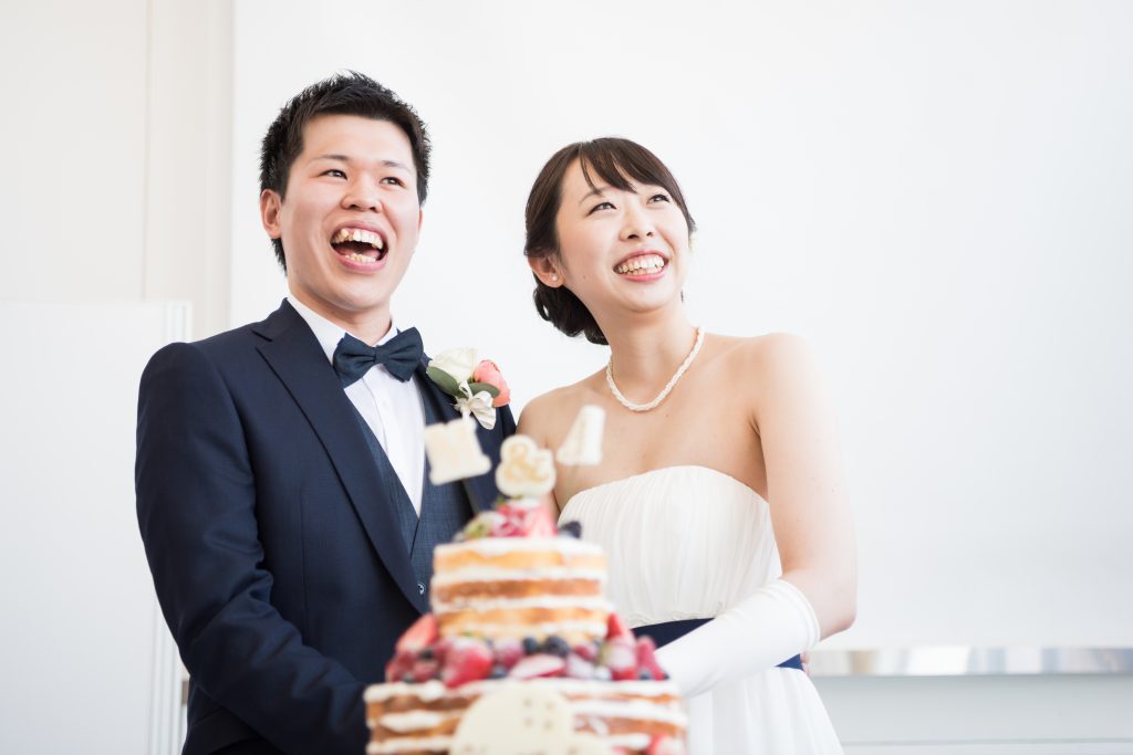 ケーキカットをする新郎新婦