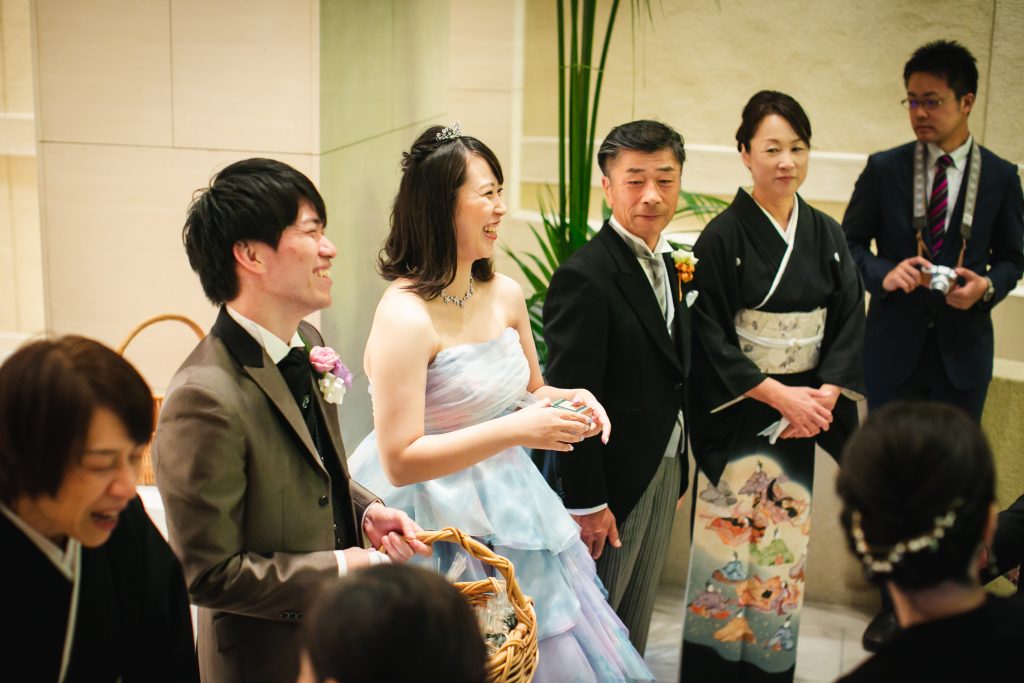 結婚式の送賓シーン