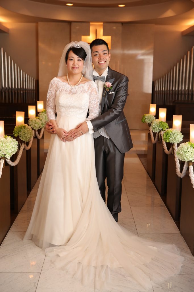 チャペルで写真を撮る新郎新婦