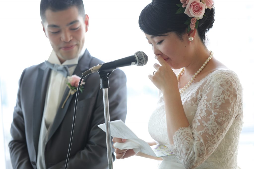 両親へ感謝の手紙を朗読する新婦