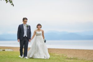 海辺を歩く新郎新婦