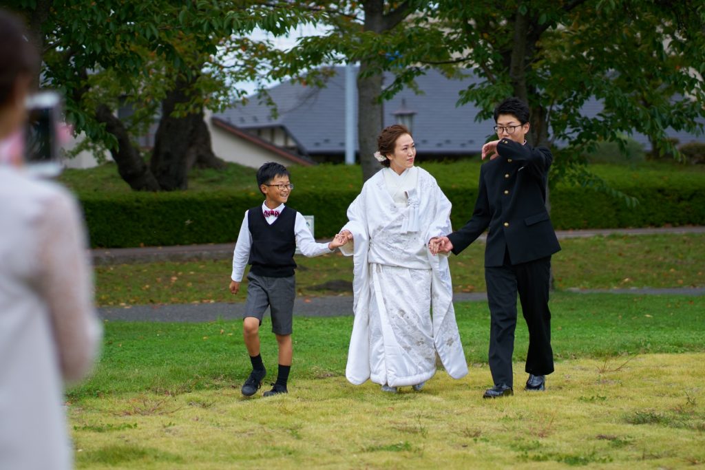 子供たちと入場する花嫁