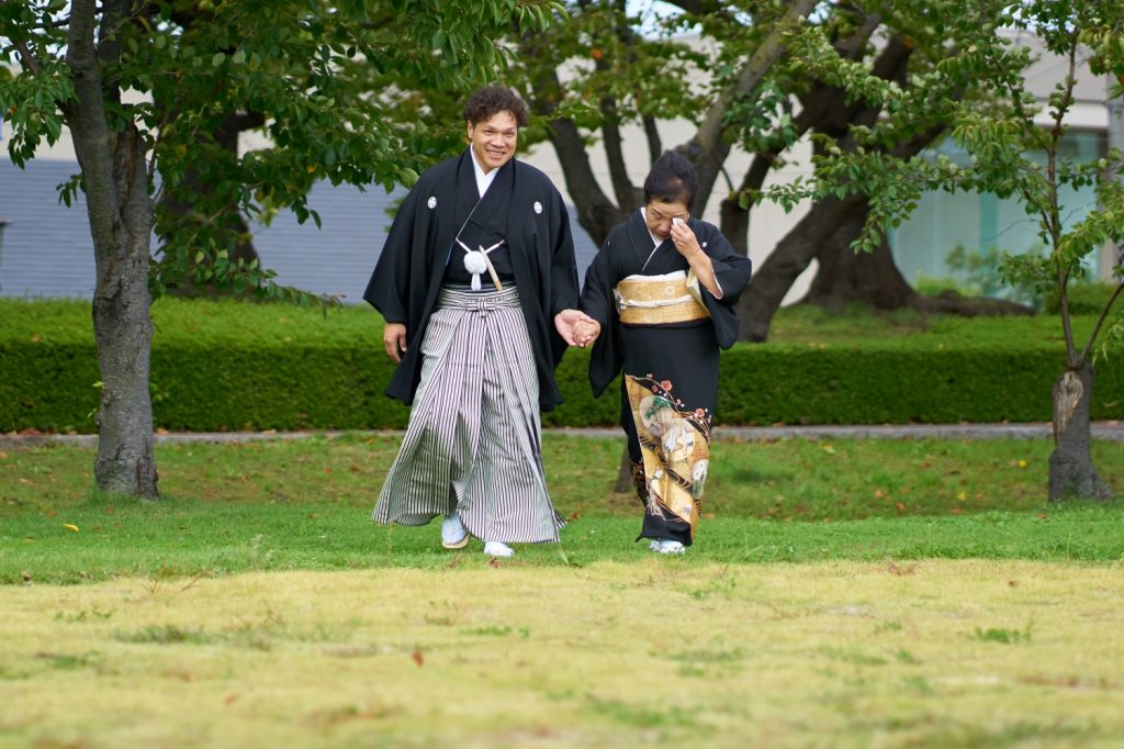 母親と入場する新郎