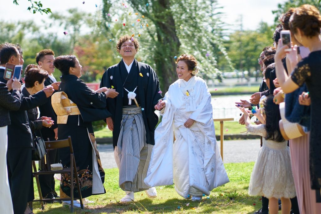 ゲストに祝福される新郎新婦