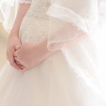 妊娠中でも安心安全に選べる婚礼衣装！妊娠期間別ドレスのおすすめシルエットもご紹介記事サムネイル