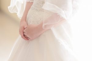 妊娠中でも安心安全に選べる婚礼衣装！妊娠期間別ドレスのおすすめシルエットもご紹介記事サムネイル