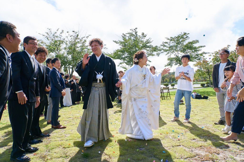 ゲストに祝福される新郎新婦