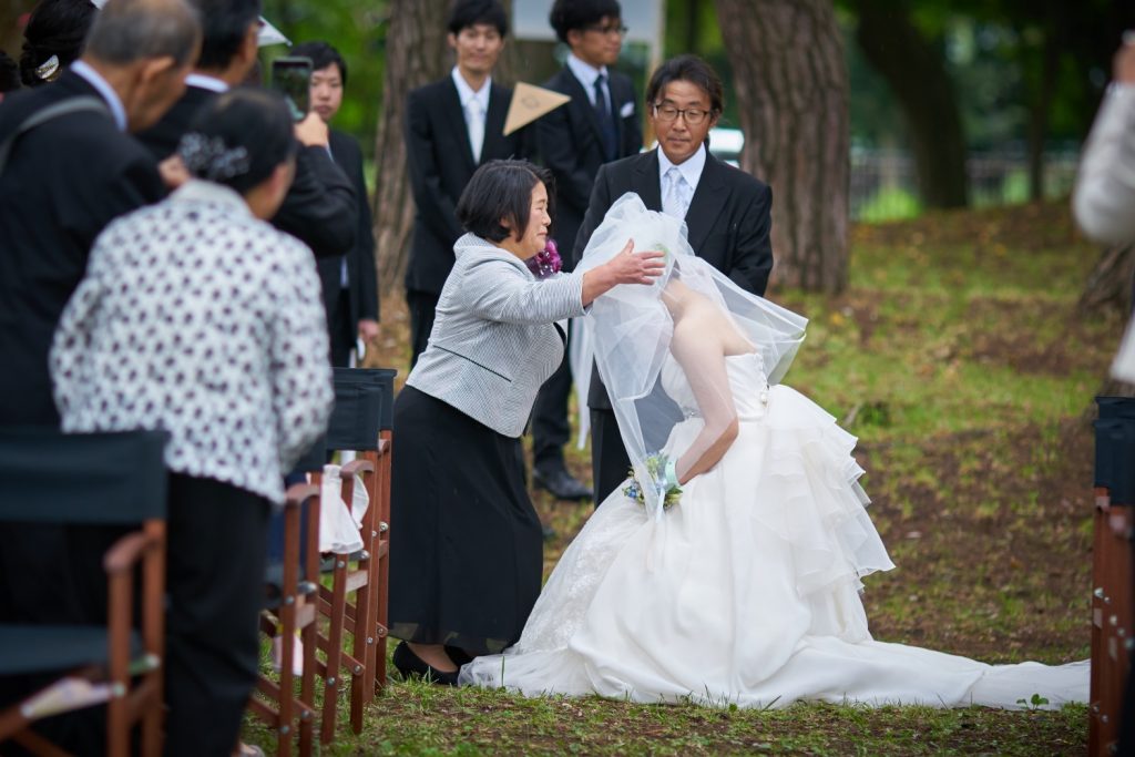 ベールダウンをしてもらう花嫁