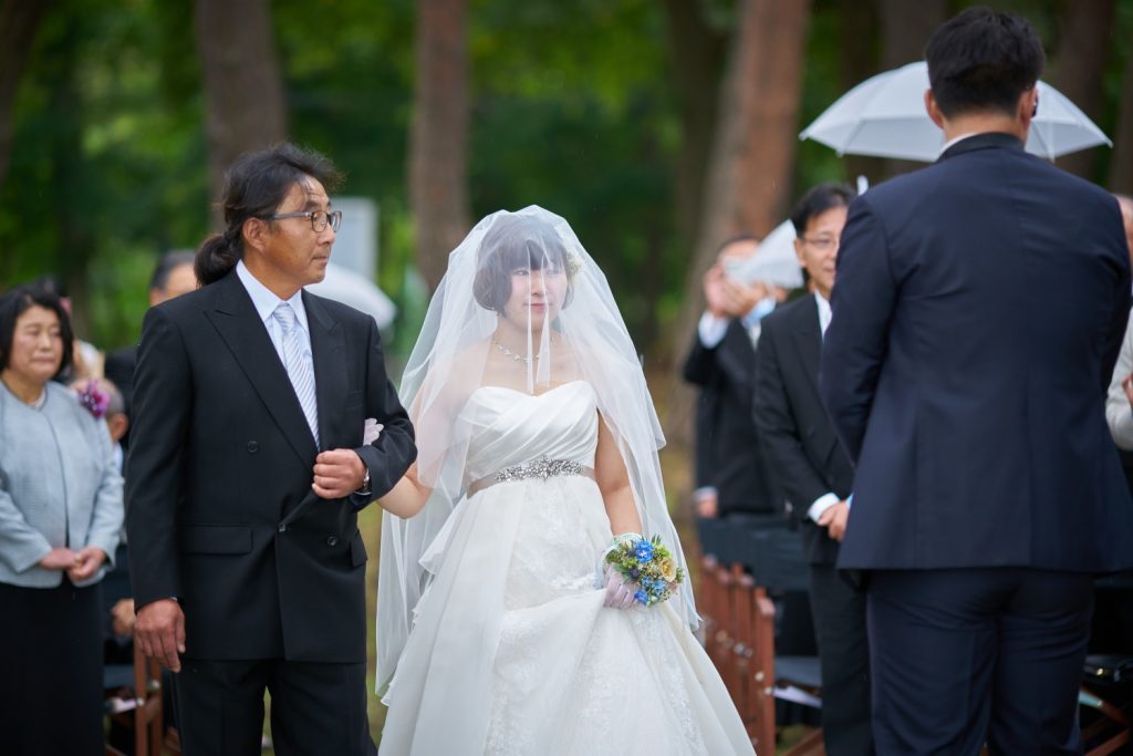 新婦と新婦父が一緒に歩くシーン