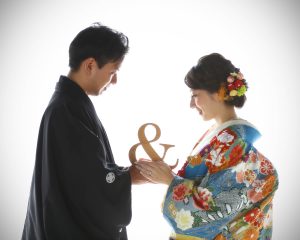 和装でフォト婚をする新郎新婦