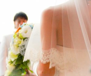 新郎を見つめる新婦の後ろ姿