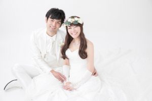 写真を撮る新郎新婦