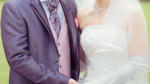 結婚式をする新郎新婦