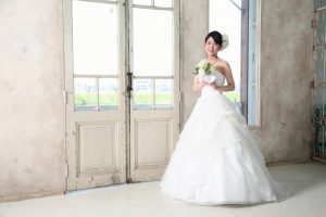 ウェディングドレスを着た花嫁