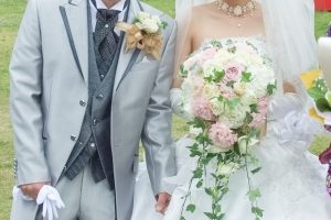 マタニティ婚の新郎新婦