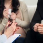 【結婚式を挙げるか迷っている方へ】相談カウンターはどんな相談に乗ってくれる？結婚式をやるかどうか決めていなくても相談していいの？記事サムネイル