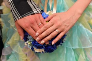 結婚指輪を見せる新郎新婦