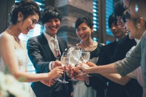 結婚式の乾杯のシーン