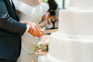 ケーキ入刀する花嫁