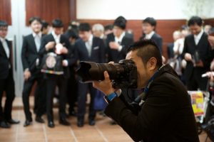 結婚式の撮影をするカメラマン