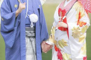 和装姿の新郎新婦