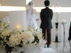 チャペルで結婚式を行う新郎新婦