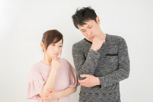 腕組する新郎新婦