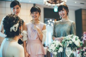 結婚式に参列しているゲストたち