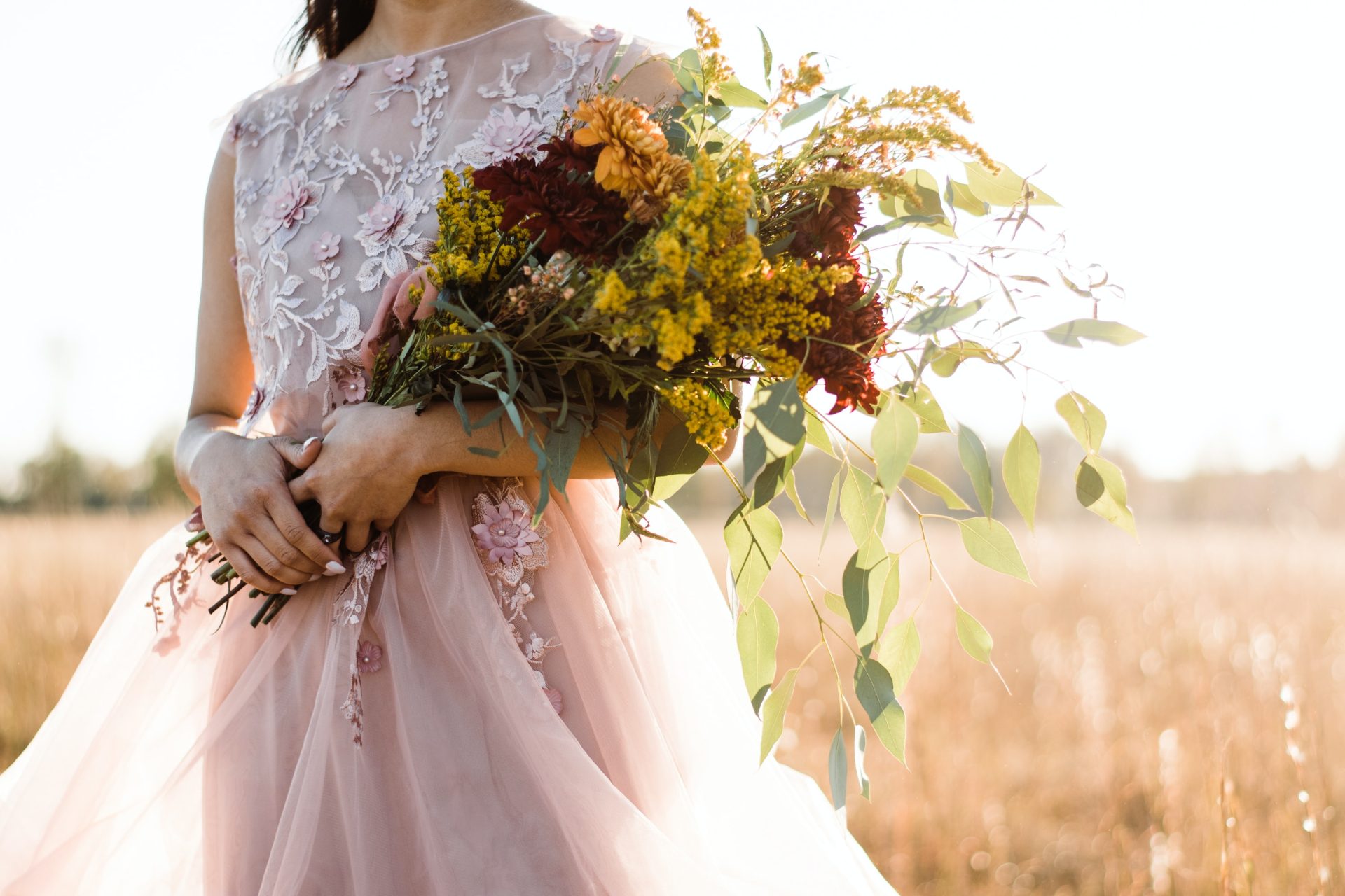 くすみカラーのドレスを着る花嫁