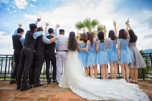 結婚式に参加する人たち