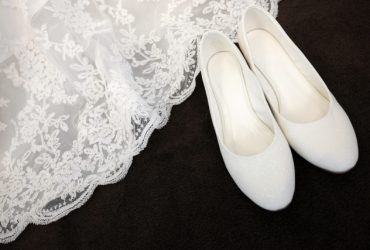 妊婦で結婚式にお呼ばれ！ ラクなのにオシャレな靴を選ぶためのポイントや注意点とは