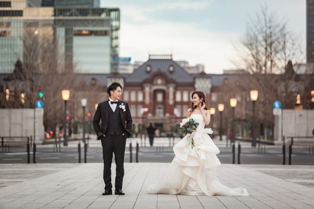 東京駅の前でフォト婚をする新郎新婦